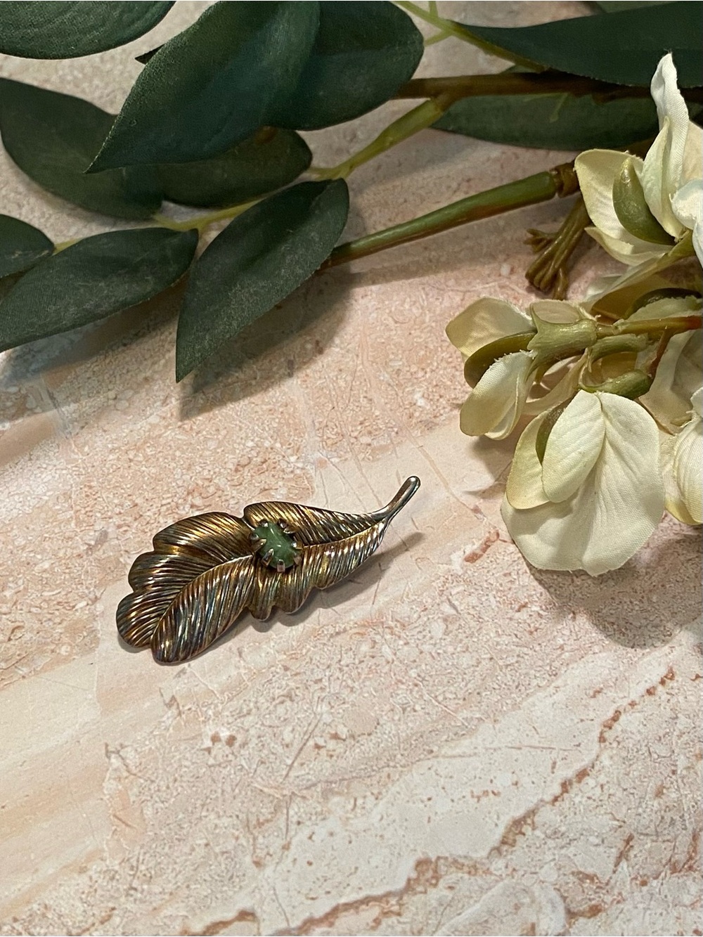 1950s/1960s Gold-Tone Feather or Leaf Brooch With Prong Set Nephrite Jade Stone - Picture 3 of 7